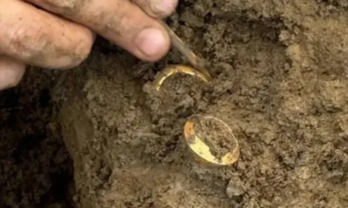 Tarlada bulundu, 2 bin yıllık tarih ortaya &ccedil;ıktı! Altın y&uuml;z&uuml;klerin sırrı herkesi şaşırttı
