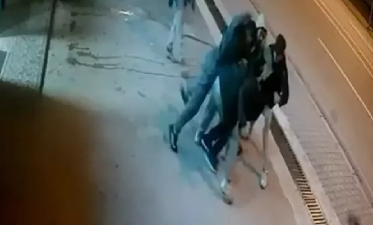 Tekme ve yumruklar yetmedi, kulağını ısırarak kopardılar