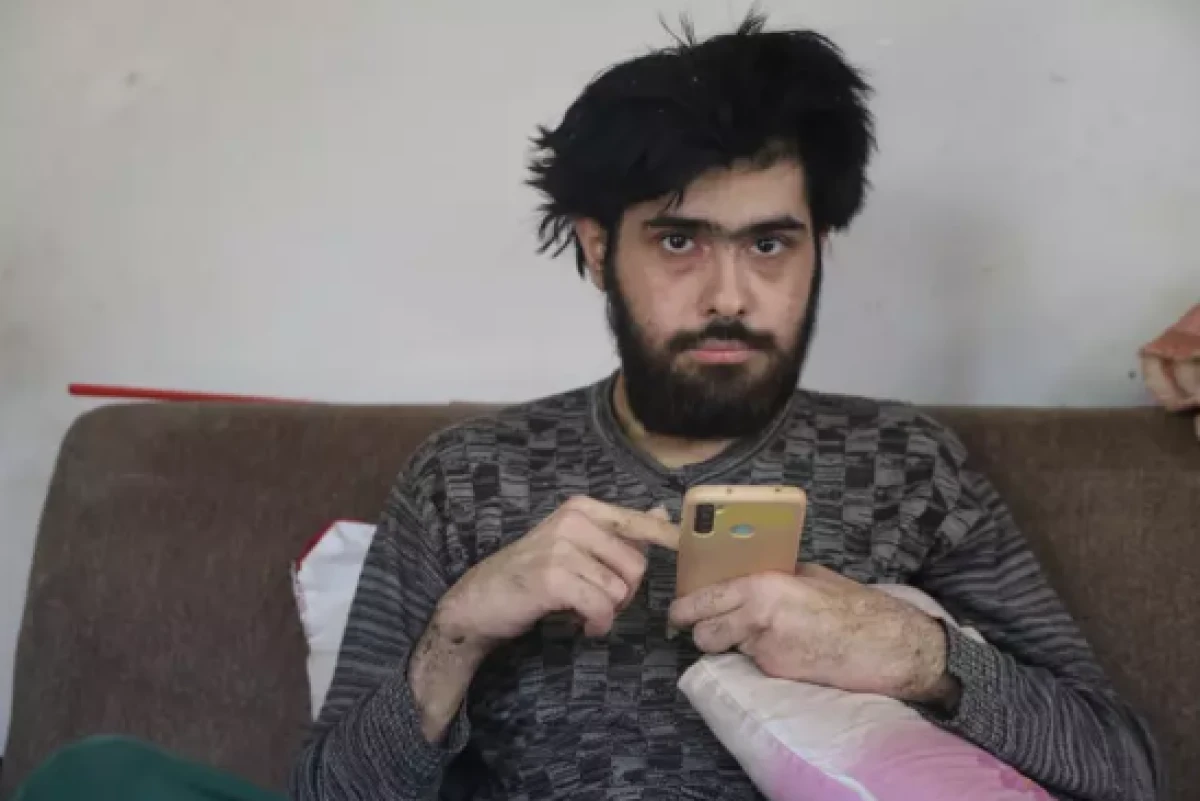 Telefon bağımlısı genç 3 yıldır evden çıkmıyor 