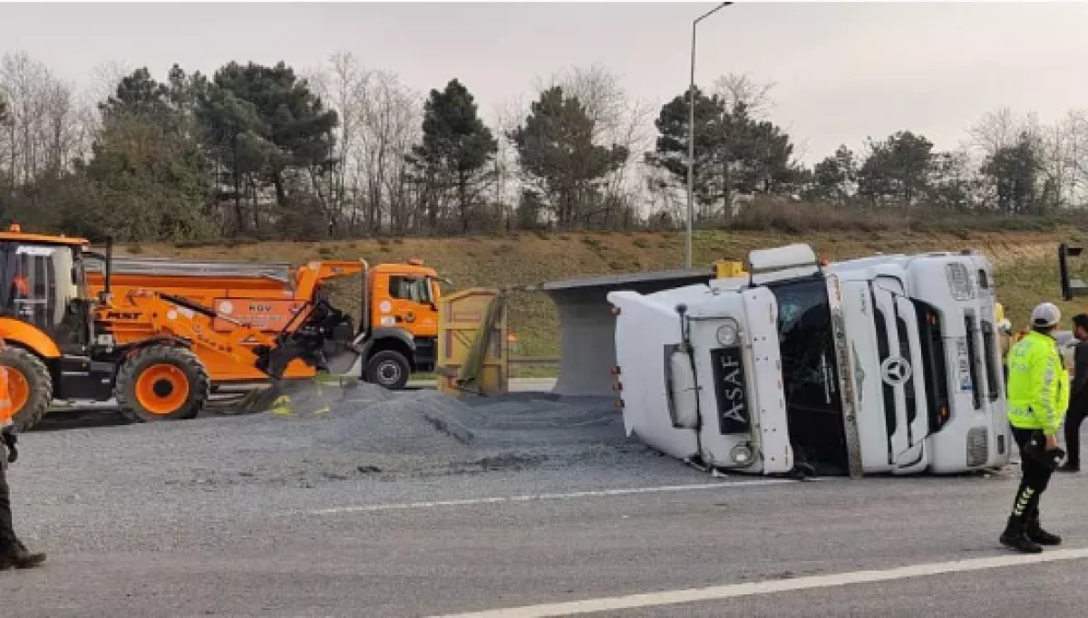 Tem otoyolunda hafriyat kamyonu devrildi            