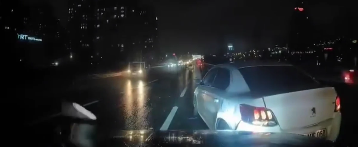 TEM&rsquo;de iki arac &ccedil;arpıştı                   