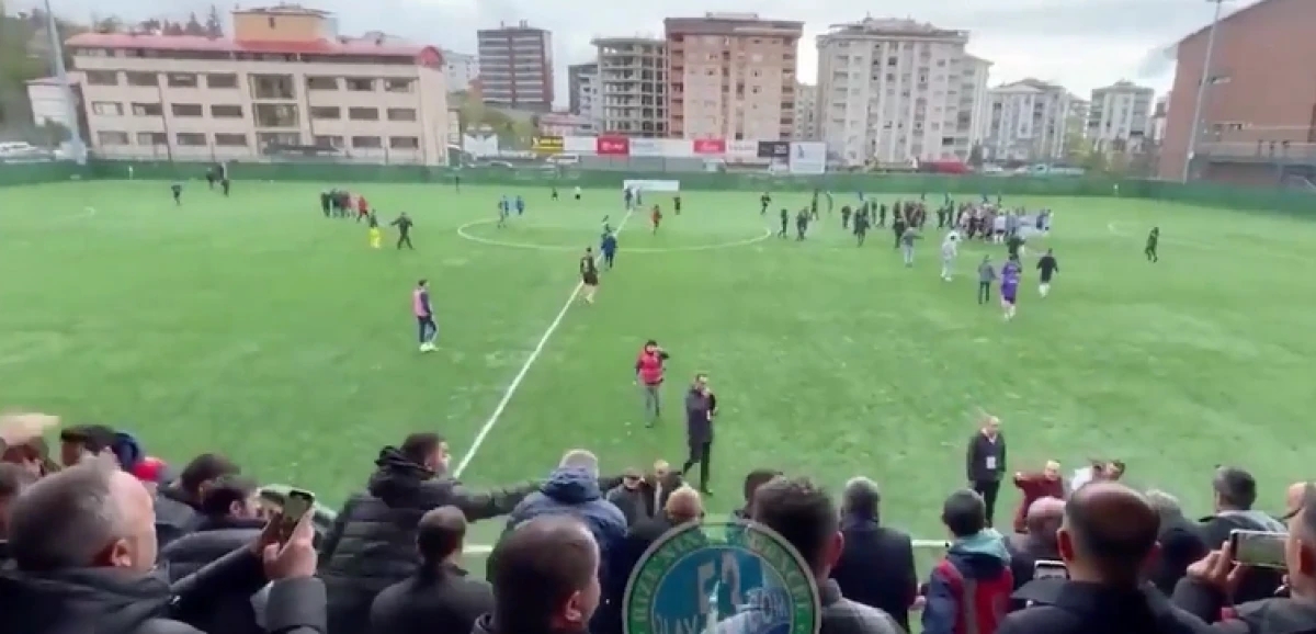 TFF 3. Lig'de k&uuml;me d&uuml;şme acısı sahaya tekme tokat olarak yansıdı 