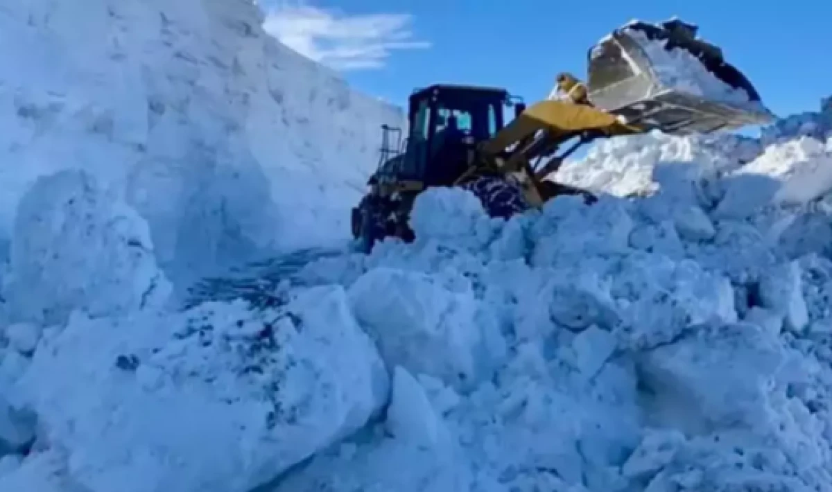 Tipi ve fırtına yolları kapattı                        