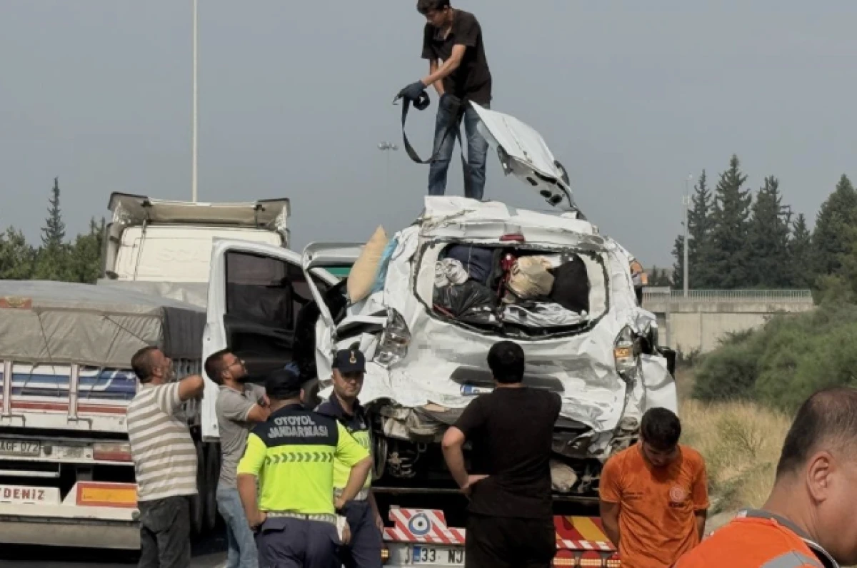 Tır, hafif ticari araca &ccedil;arptı: 2 &ouml;l&uuml;, 2 yaralı