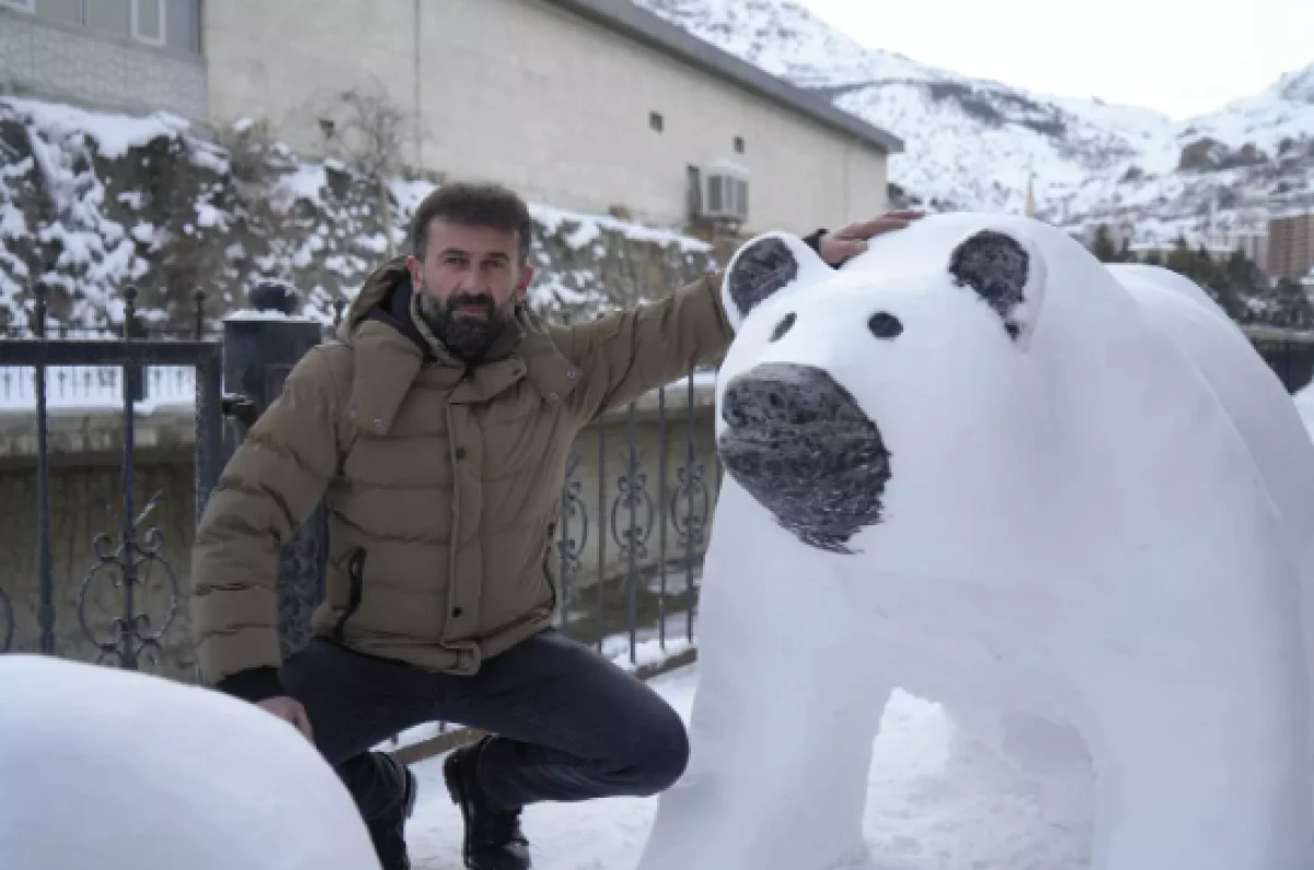 Tır şof&ouml;r&uuml;n&uuml;n kardan yaptığı ayı ailesi ilgi odağı oldu 