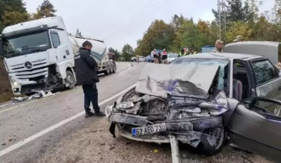 TIR ve otomobil kafa kafaya çarpıştı!      