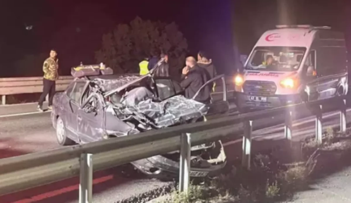 Tıra arkadan çarpan otomobil hurda yığınına döndü: 1 ölü 