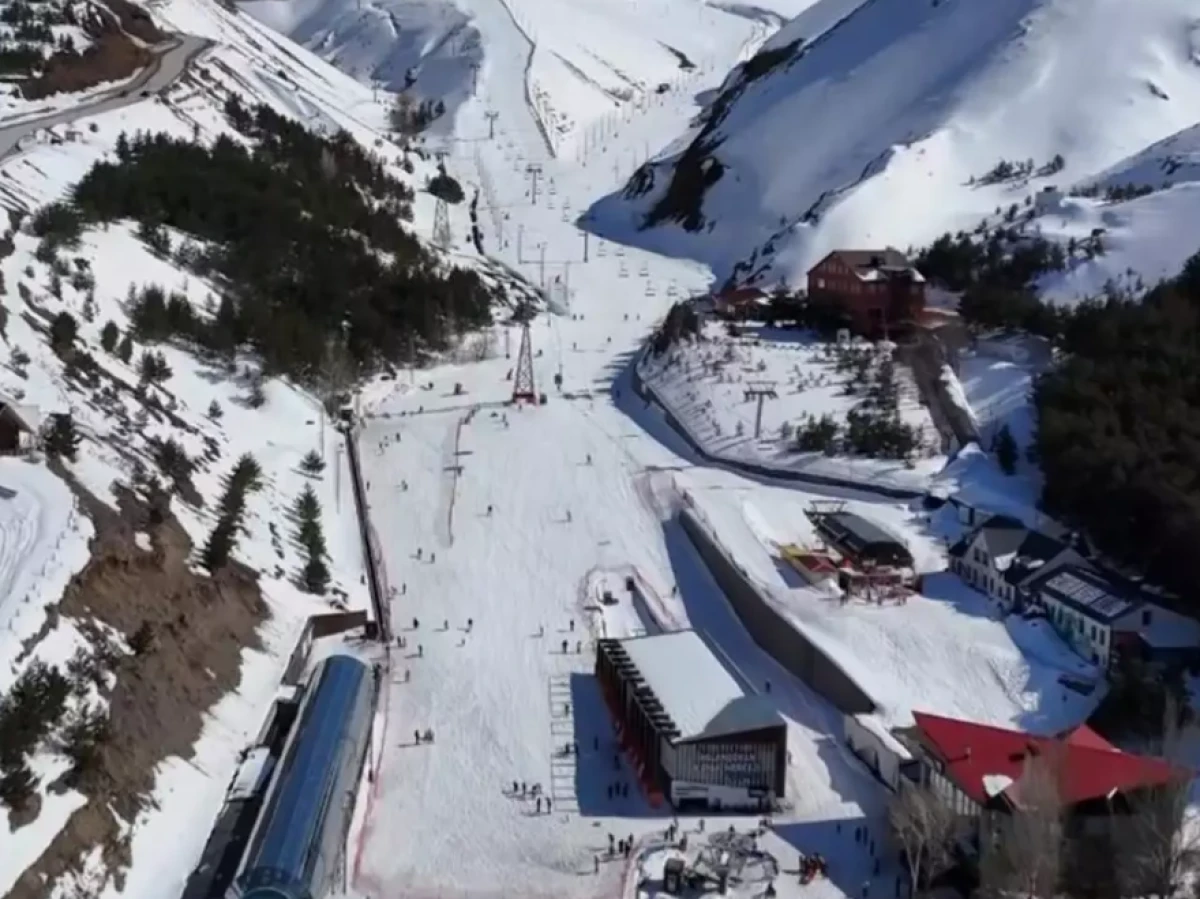 Tiş&ouml;rtle kayak imkanı                             