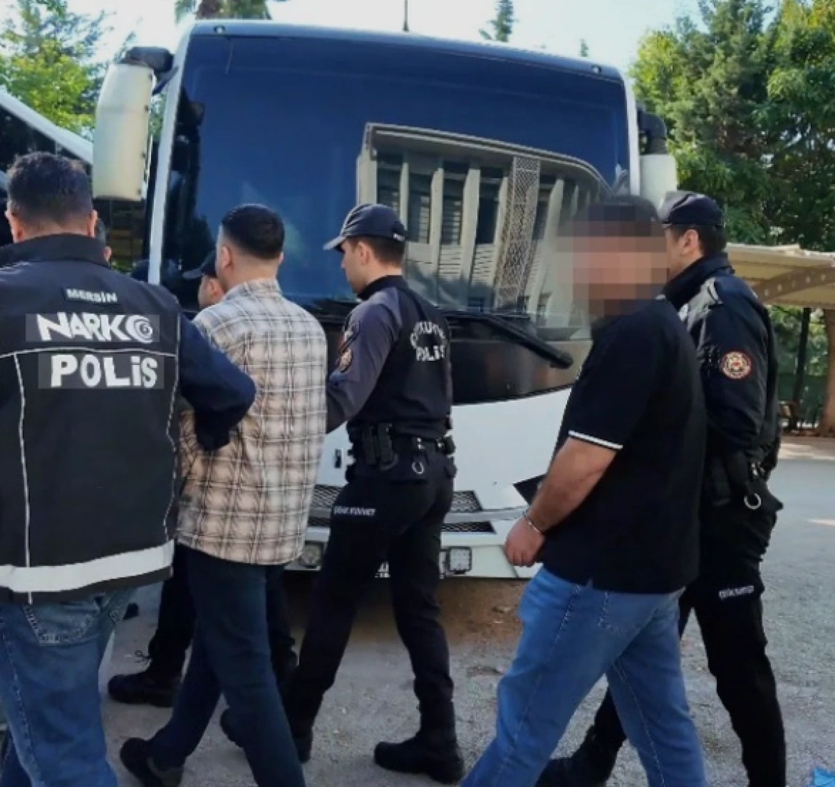 Toroslar'da Kokain Baskını: İşyerinde 5,8 Kilo Zehir Yakalandı, İki Tacir Cezaevine!