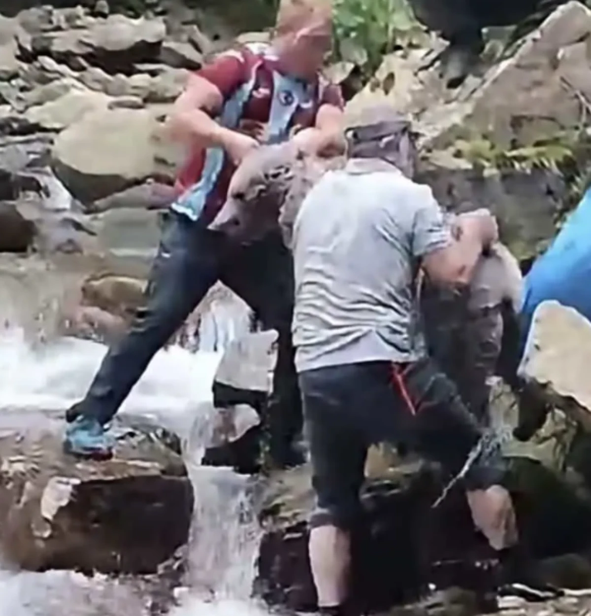 Trabzon'da dere yatağında mahsur kalan ayı yavrusu b&ouml;yle kurtarıldı