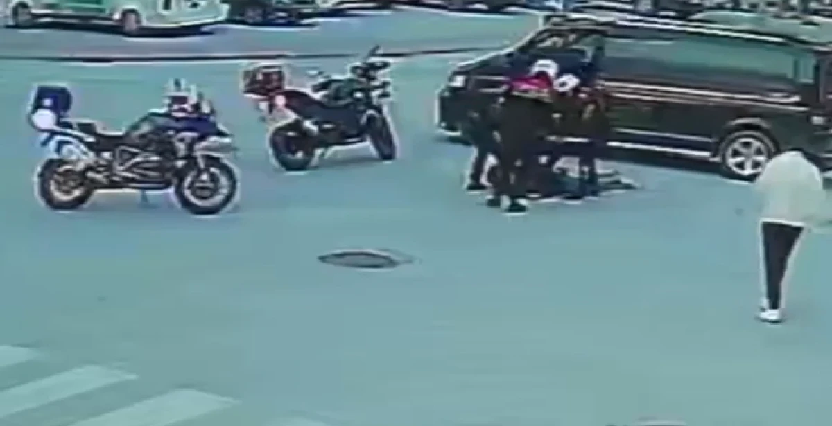 Trafikte polislerden hayat kurtaran m&uuml;dahale: Saniyelerle yarıştılar