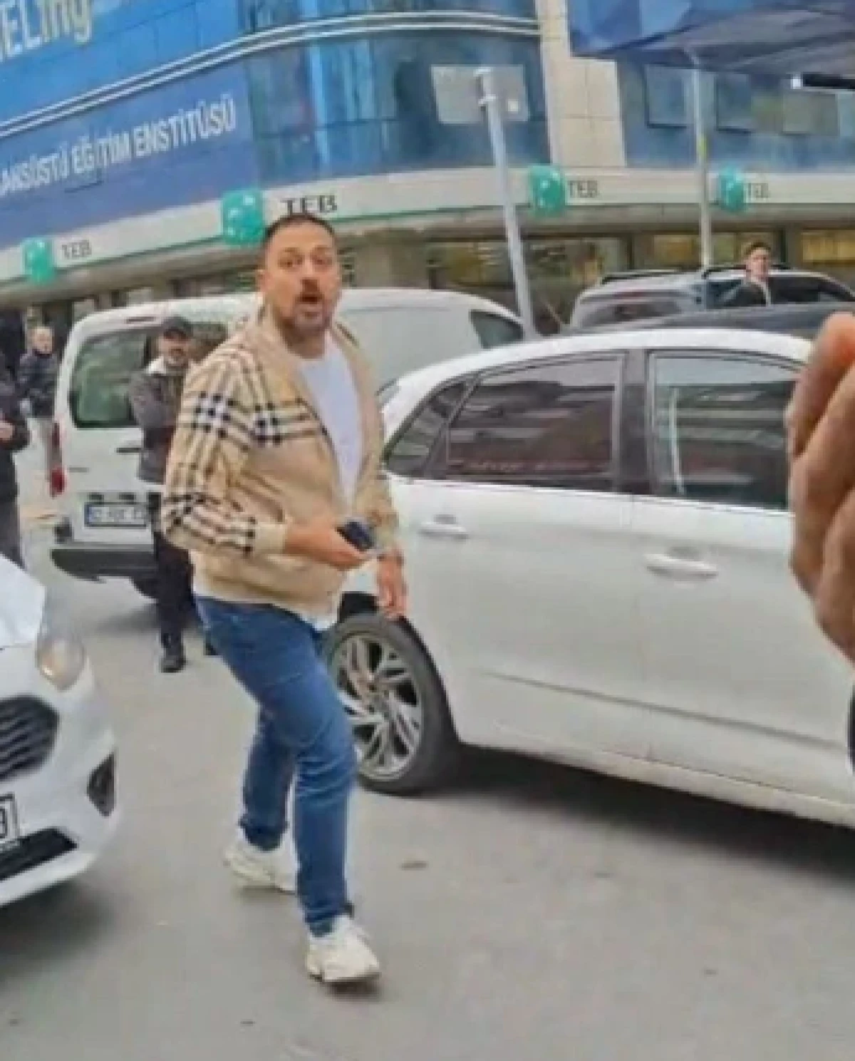 Trafikte saldırgan s&uuml;r&uuml;c&uuml; kameraya yansıdı: S&uuml;r&uuml;c&uuml;lere ceza yağdı
