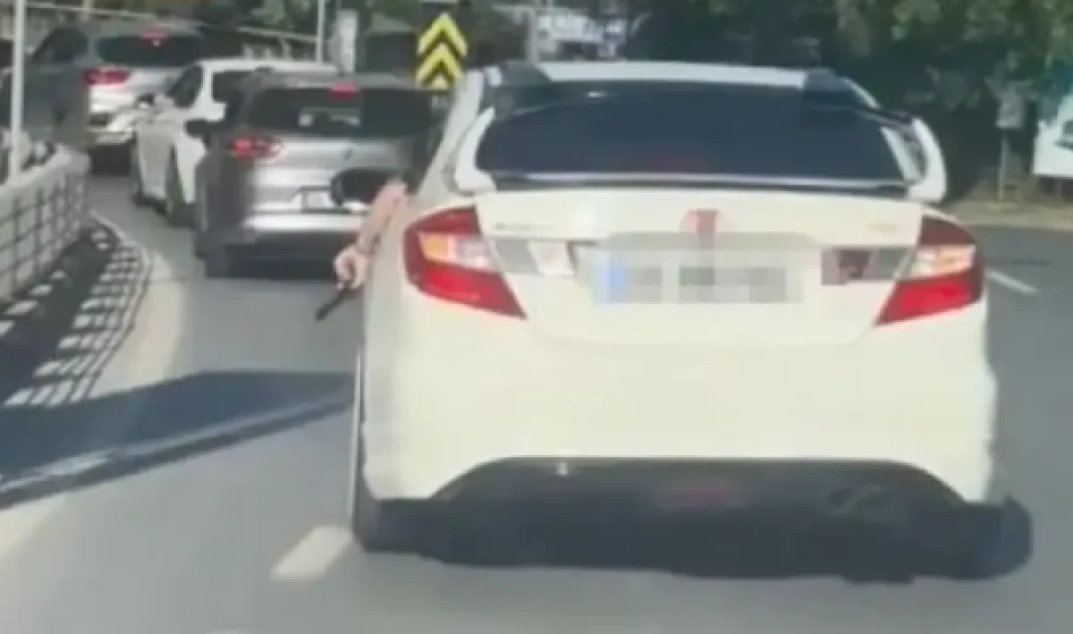 Trafikte silah g&ouml;steren ş&uuml;pheli yakalandı! Silah oyuncak &ccedil;ıktı