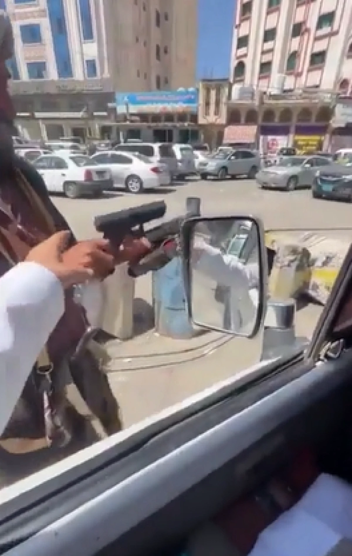 Trafikte su satar gibi tabanca sattı!