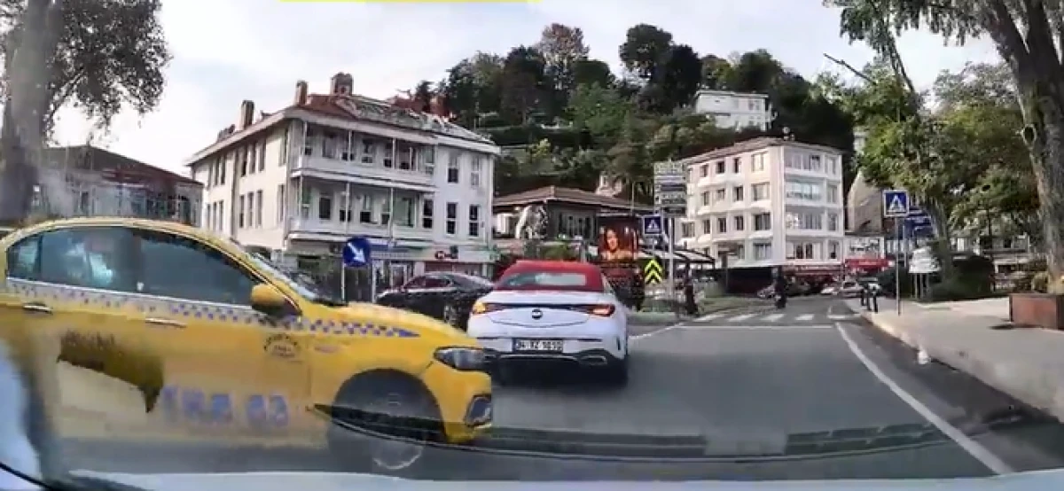 Trafikte taksi ter&ouml;r&uuml; kamerada: Yaya ge&ccedil;idindeki &ccedil;ocuğu bile hi&ccedil;e saydı
