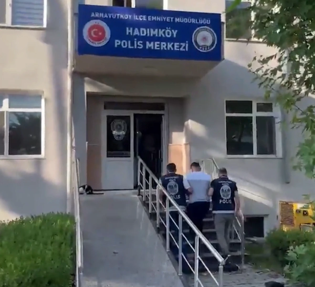 Trafikte telefonla oynayan motosikletliyi uyarınca olanlar oldu! Tornavidayla saldırdı