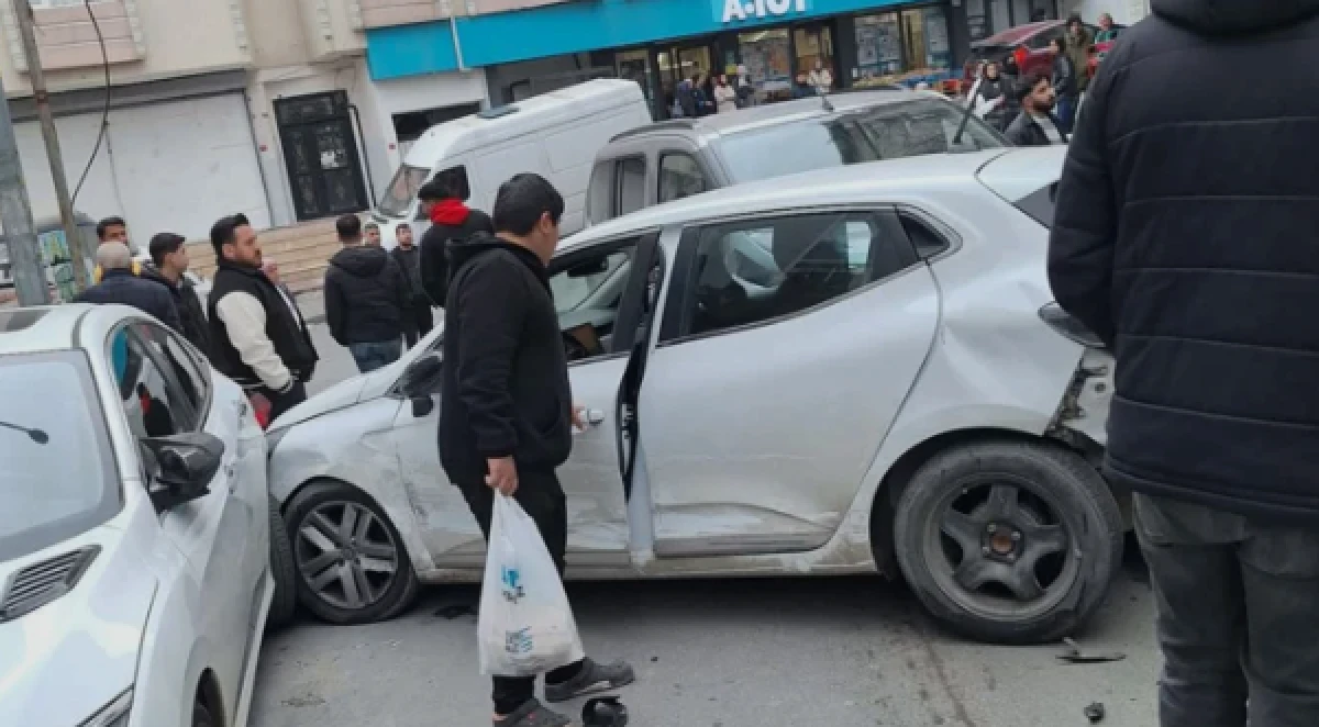 Trafikte &lsquo;yol verme&rsquo; tartışması: Hafif ticari ara&ccedil; otomobile &ccedil;arptı