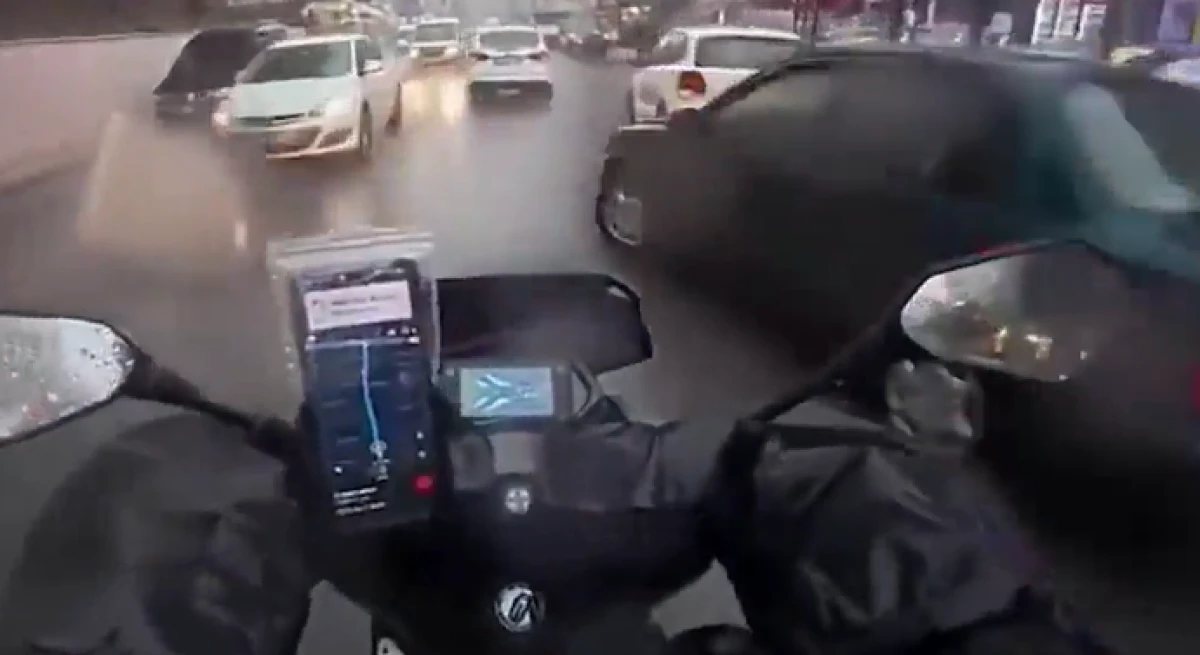 Trafikteki kurye isyanı kamerada: "Sinyal verince yol senin mi oluyor?"