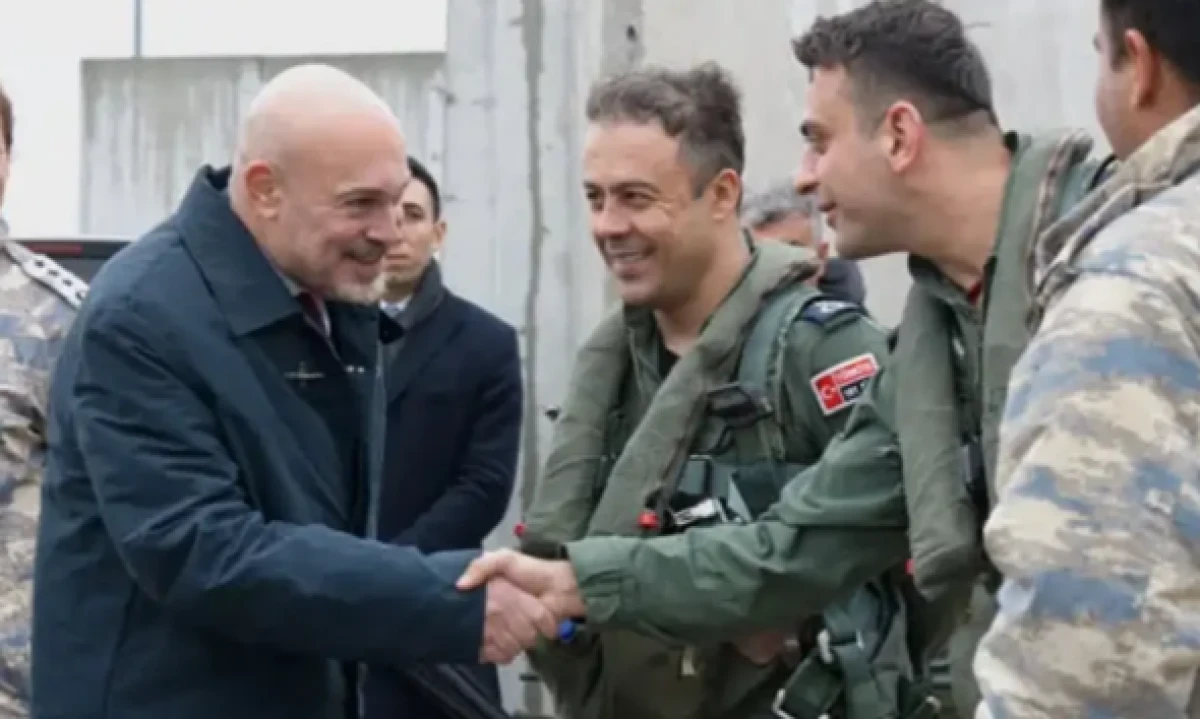 T&uuml;rk F-16 pilotları &uuml;lkede g&uuml;ndem oldu! &Uuml;sse gidip bizzat teşekk&uuml;r etti