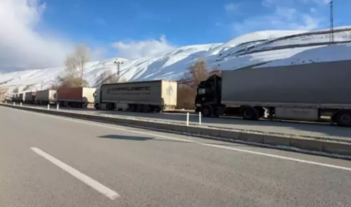 T&uuml;rkiye-İran sınır kapısında 2 kilometrelik kuyruk               