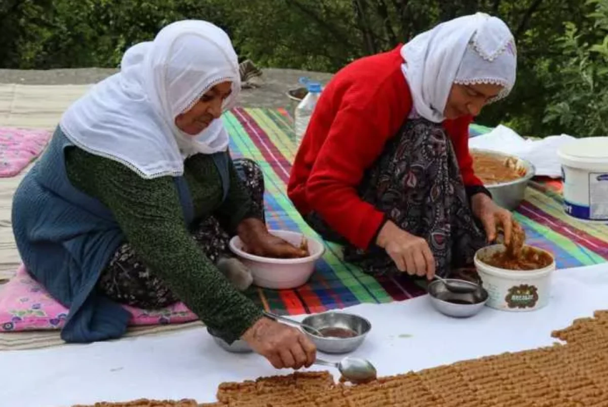 T&uuml;rkiye'de sadece bir il&ccedil;ede yapılıyor! İşte o ilgin&ccedil; ve zahmetli tatlı          