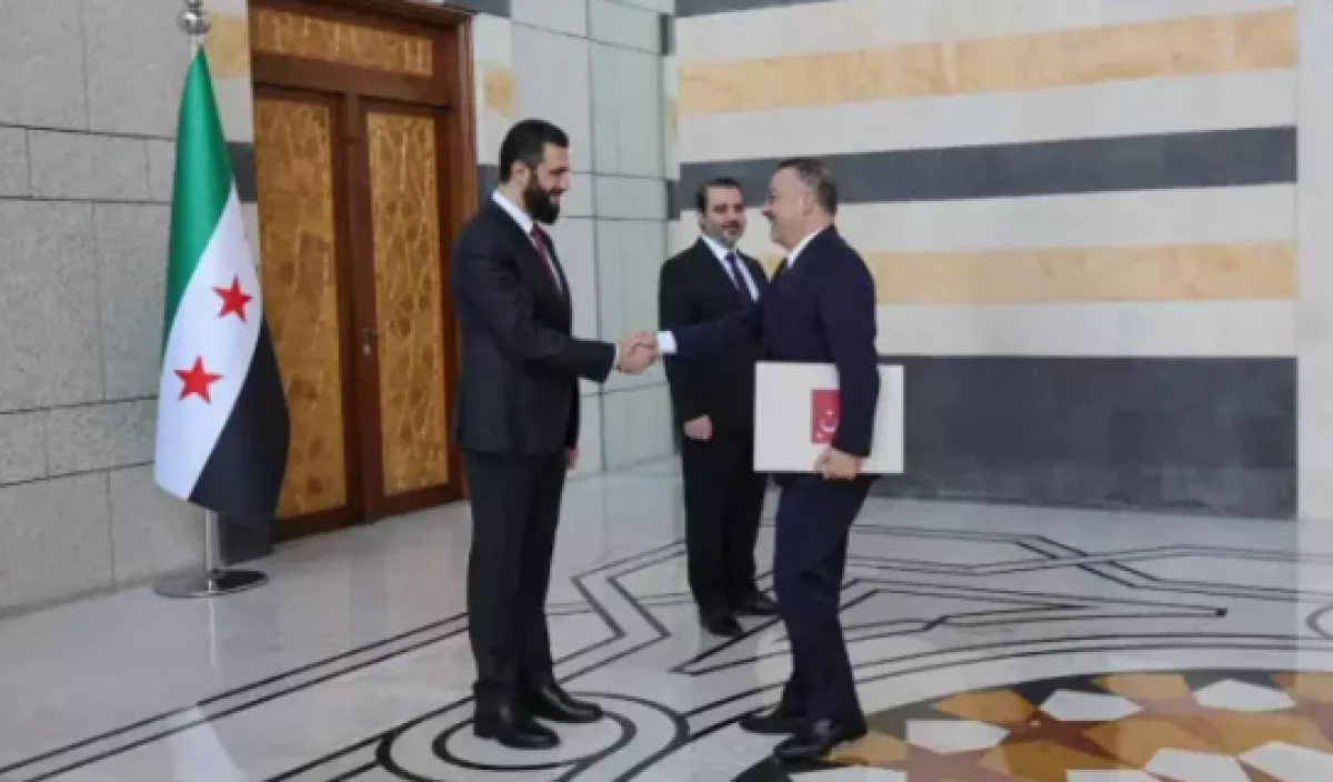 T&uuml;rkiye'nin Şam B&uuml;y&uuml;kel&ccedil;isi Yılmaz, Şara'ya g&uuml;ven mektubunu sundu!     