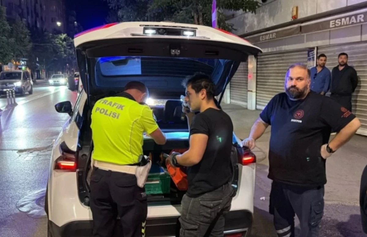 U d&ouml;n&uuml;ş&uuml; faciaya yol a&ccedil;tı! Motosiklet iş yerine girdi, ortalık savaş alanına d&ouml;nd&uuml;