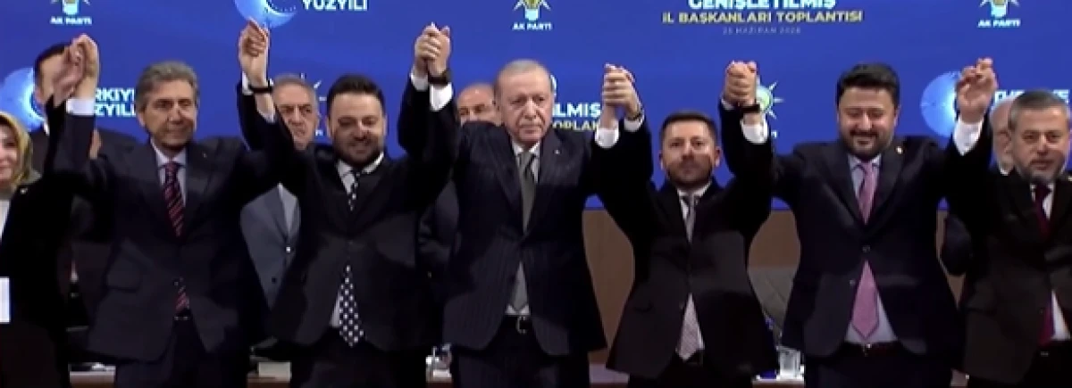 &Uuml;&ccedil; belediye başkanı daha AK Parti'ye katıldı!