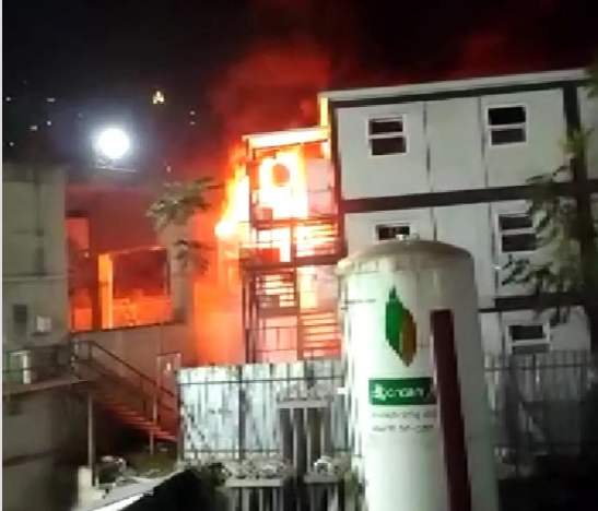 Ümraniye'de inşaat şantiyesinde yangın               