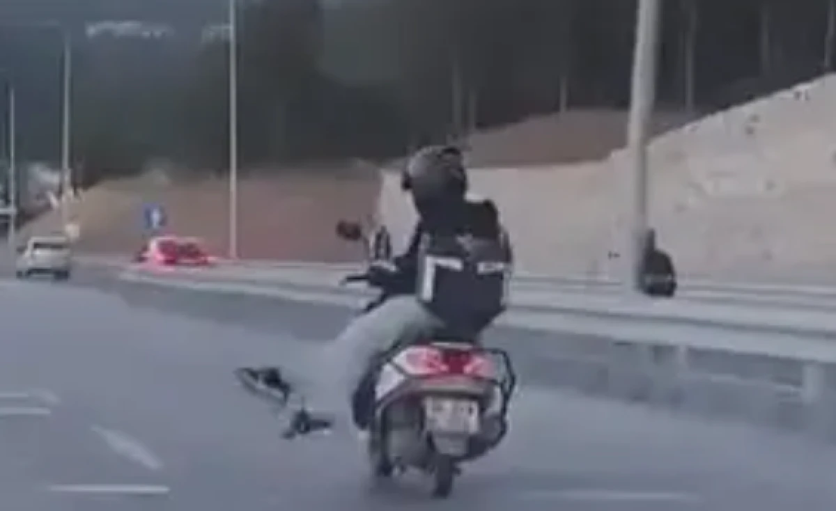 &Uuml;mraniye'de motokuryenin tehlikeli yolculuğu kamerada