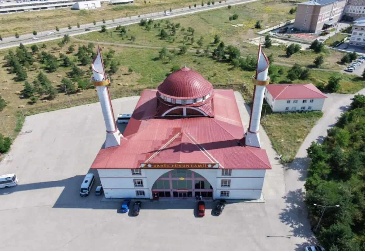 &Uuml;niversite kamp&uuml;s&uuml;ndeki camide ilgin&ccedil; detay: Kalem minaresi g&ouml;renleri şaşırtıyor