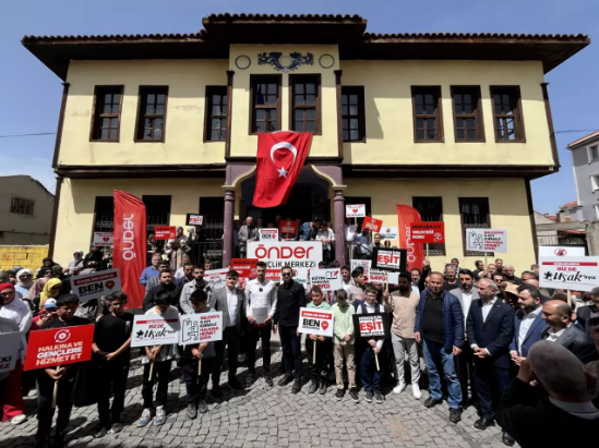 Uşak Belediyesi ÖNDER'e tahsis edilen binayı işgal etti 