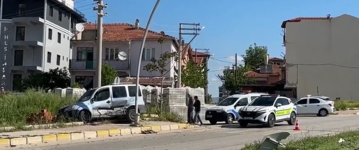 Uşak'ta 4 kişinin yaralandığı trafik kazası g&uuml;venlik kamerasında