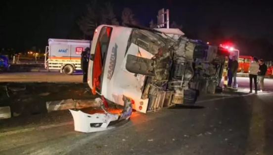 Uşak'ta feci kaza: 28 yaralı              