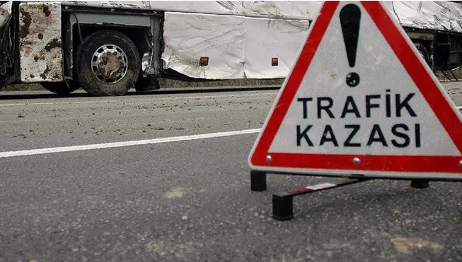 Uşak'ta otomobil kamyona çarptı             