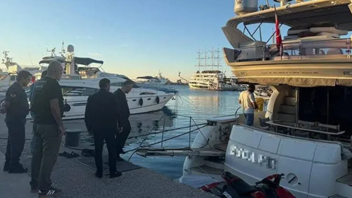 Uyuşturucu ve fuhuş operasyonunda 20 g&ouml;zaltı: Muhittin B&ouml;cek ve oğlu da var!