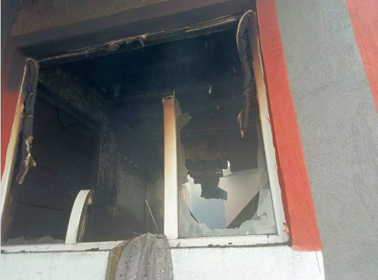 Üzerine yıldırım düşen ev küle döndü!              