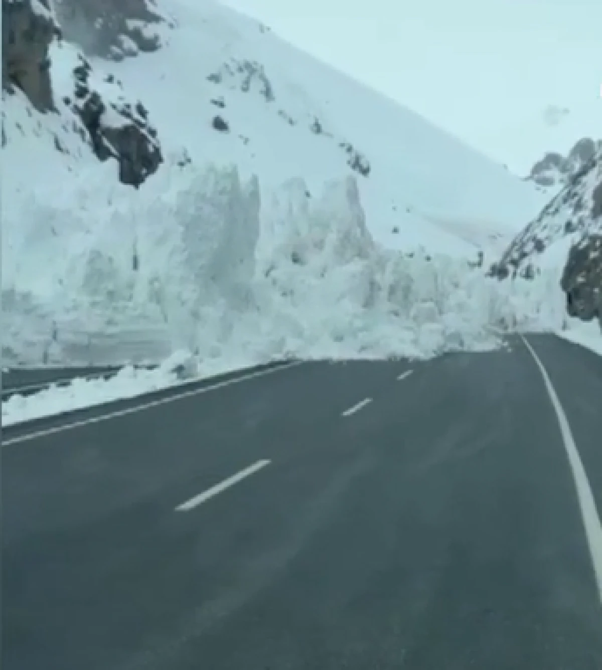 Van-Hakkari karayoluna &ccedil;ığ d&uuml;şt&uuml;          