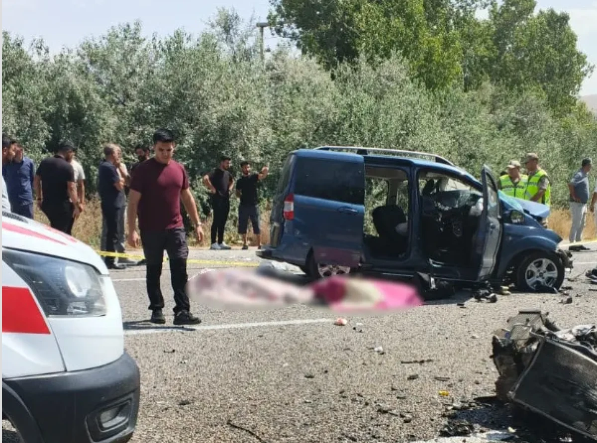 Van'da ara&ccedil;lar kafa kafaya &ccedil;arpıştı! &Ccedil;ok sayıda &ouml;l&uuml; ve yaralı var