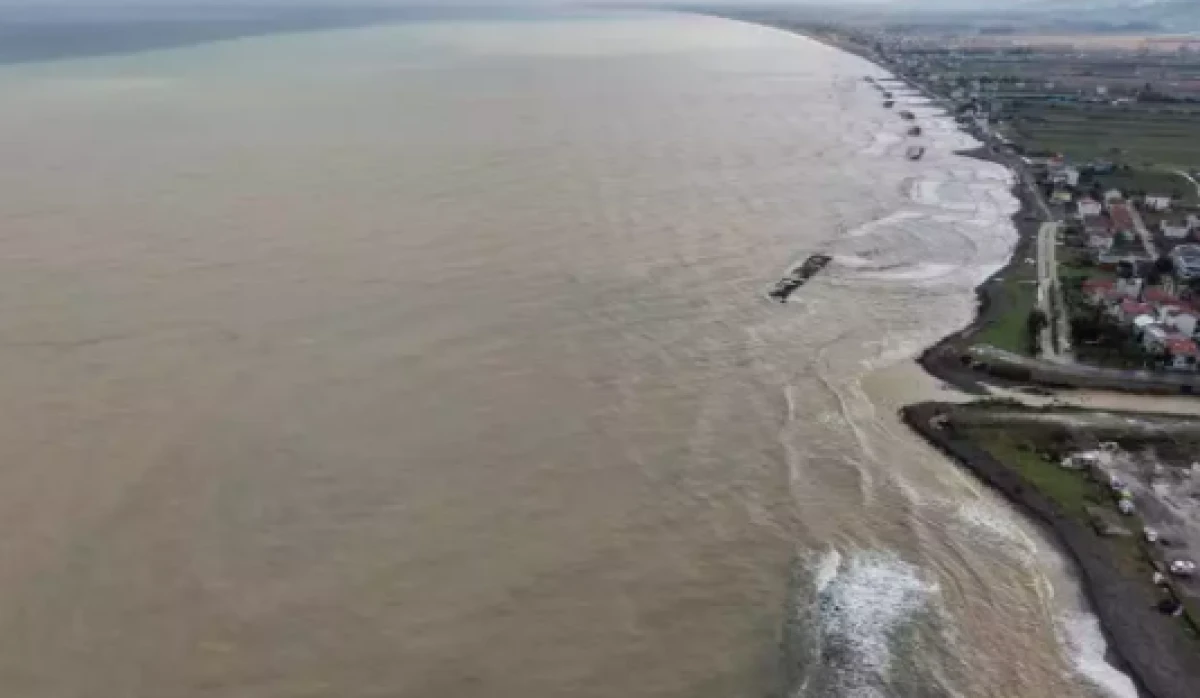 Yağış sonrası denizde şoke eden g&ouml;r&uuml;nt&uuml;!         