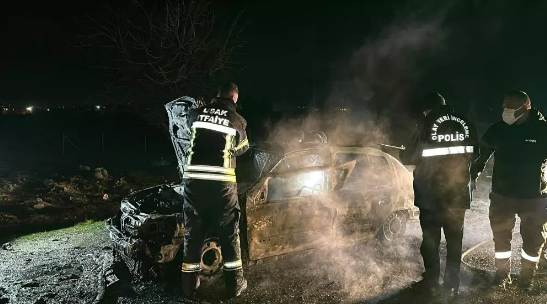 Yanan otomobilde feci şekilde can verdi    