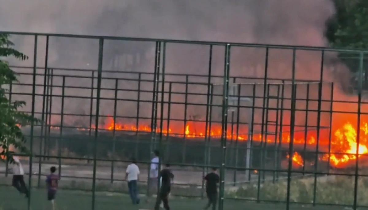 Yangın devam ederken futbol oynadılar! Bilin&ccedil;sizlik kamerada