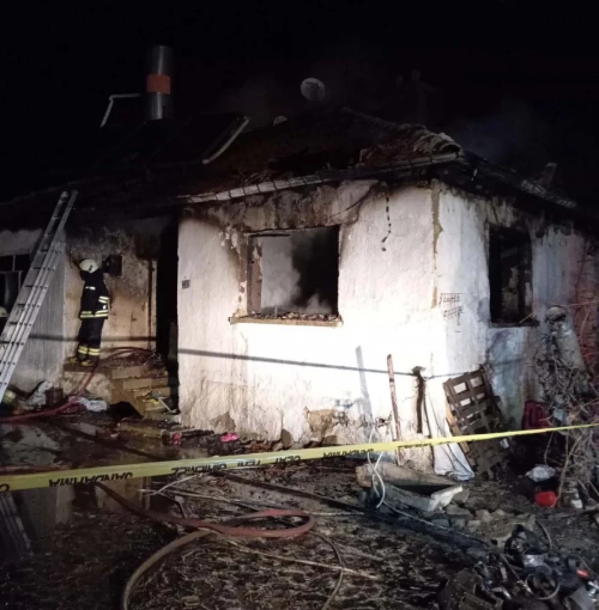 Yangında annesini kurtarmak isterken can verdi