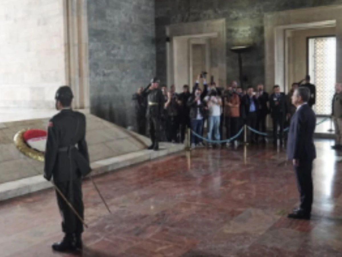 YENİ Parti Genel Başkanı &Ouml;zg&uuml;r &Ouml;zel, PM ve YDK &uuml;yeleriyle birlikte Anıtkabir'i ziyaret etti