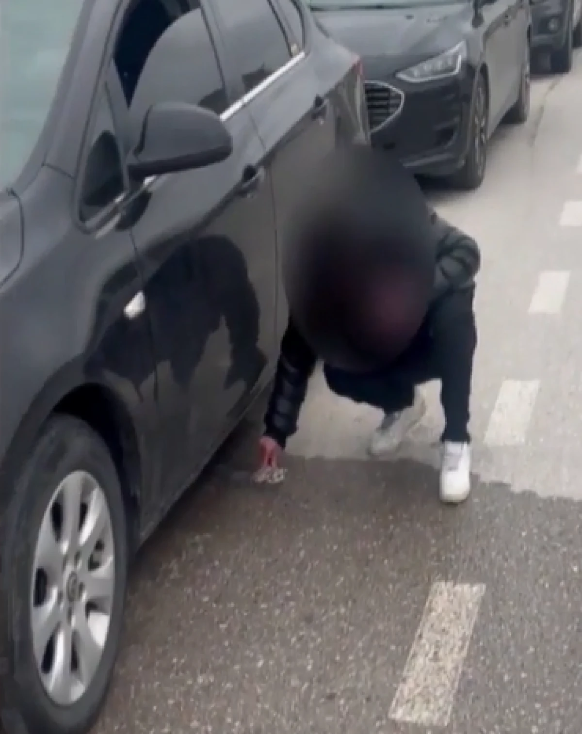 Yere attığı izmaritleri zabıtayı g&ouml;r&uuml;nce tek tek topladı