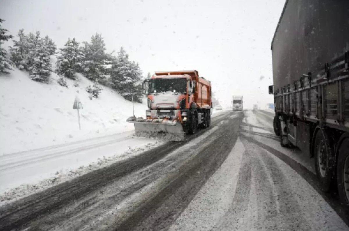 Yoğun kar kara yolunu kapattı                        