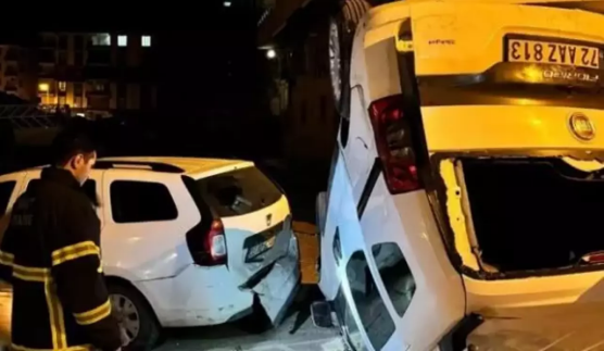 Yokuş aşağı kayan midibüs 9 aracı biçti           