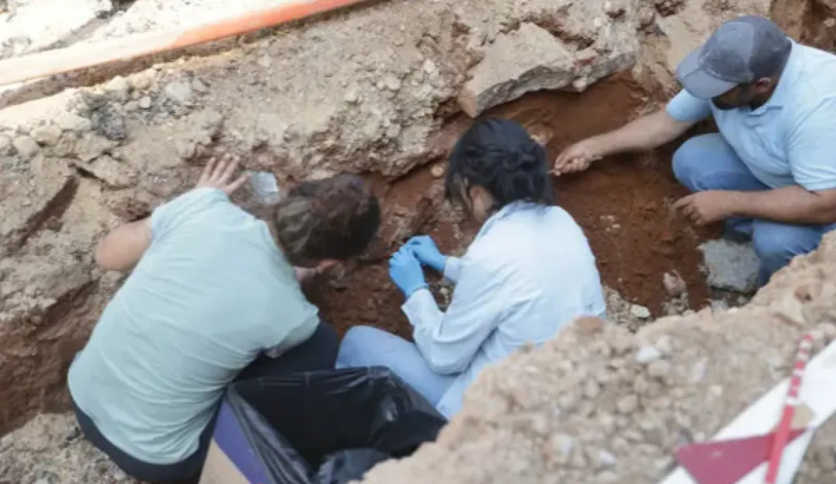 Yol &ccedil;alışmasında şoke eden g&ouml;r&uuml;nt&uuml;! Asfaltın altından iskelet &ccedil;ıktı