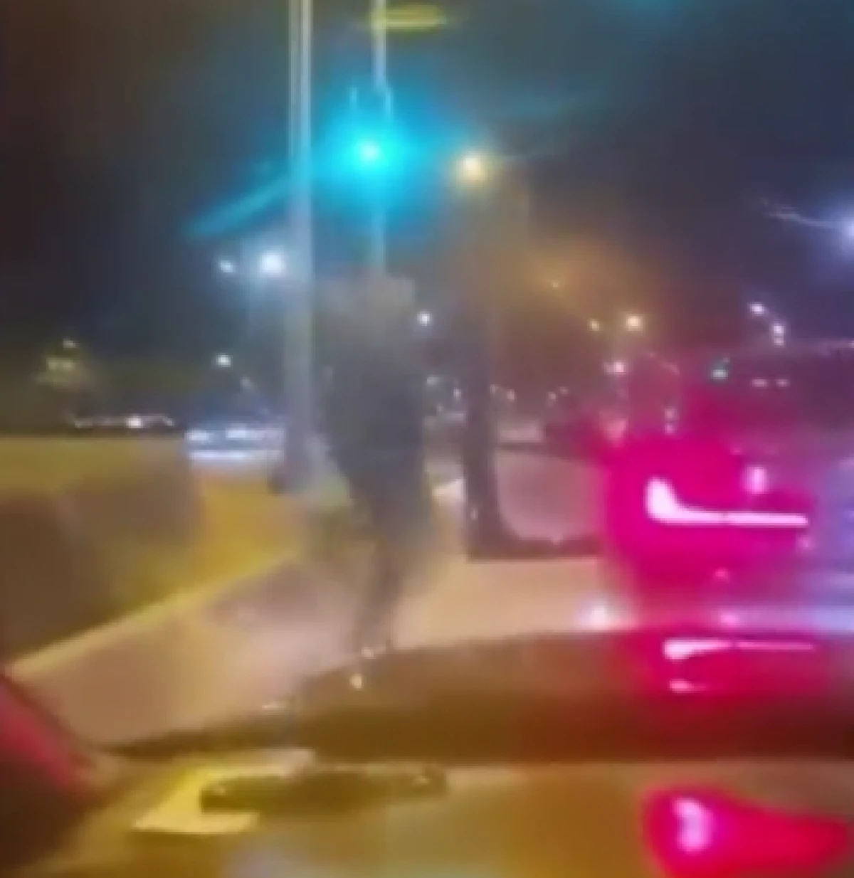 Yol kesip tehdit eden maganda kamerada: Ara&ccedil;ta bebek olmasına bile aldırış etmedi