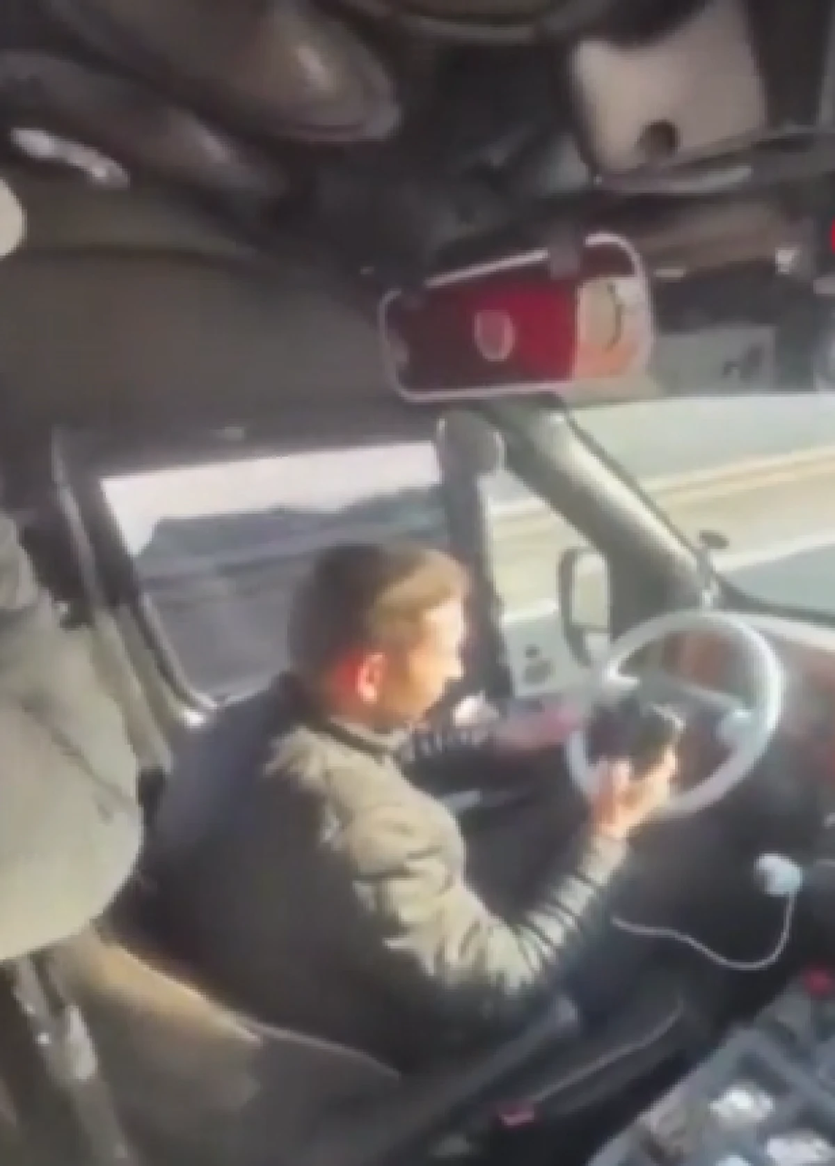 Yolcu dolu dolmuşta cep telefonuyla oynadı, faciaya davetiye &ccedil;ıkardı